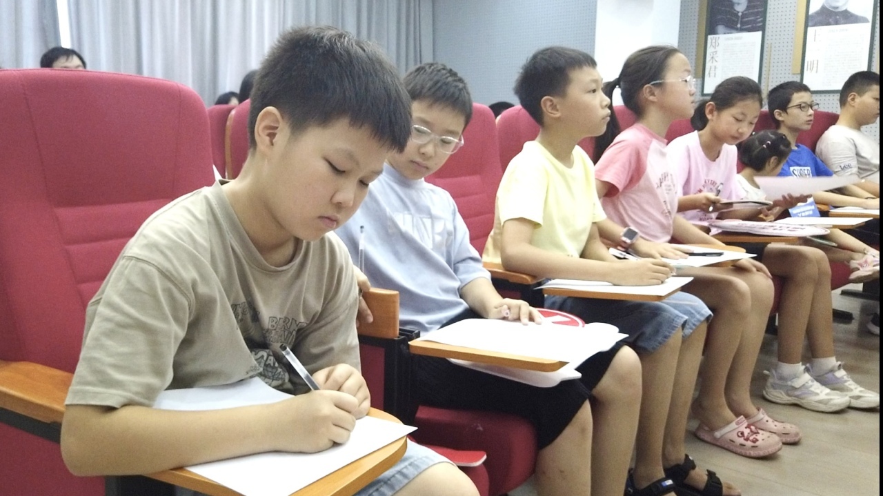 图为孩子们认真地参与活动中。