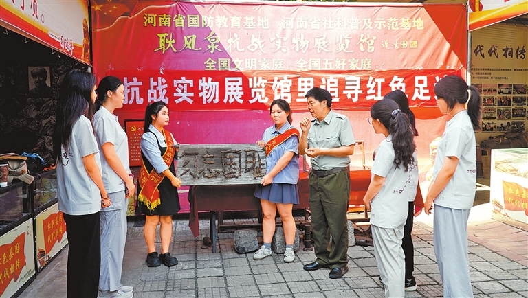 耿風泉向參觀者講述紅色展品背后的故事。 受訪者供圖