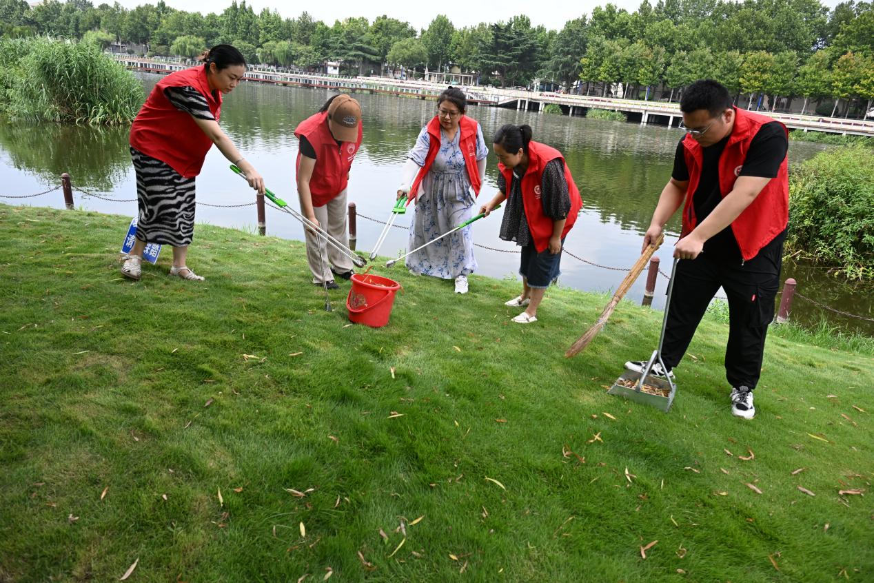 山东即墨：清理河道垃圾 守护绿水青山
