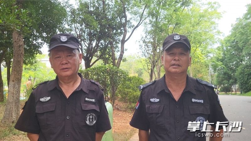 刘建友(图左)回忆当时情形。 均为全媒体记者 匡春林 实习生 黄心怡 摄影报道