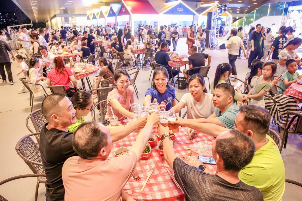 市民游客在夜市举杯畅饮