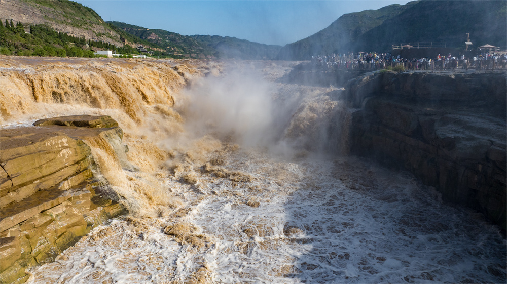 气势磅礴的黄河壶口瀑布。