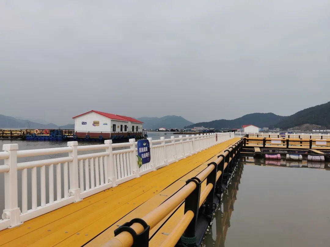 “海上咖啡”旁的海上渔排养殖体验区。