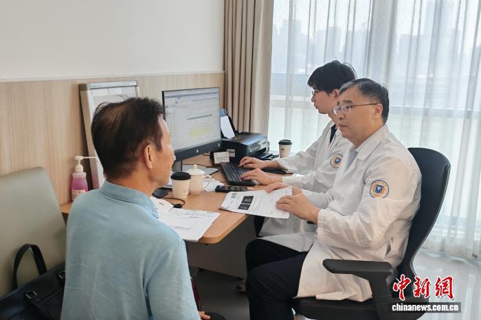 专家在门诊中　受访者供图