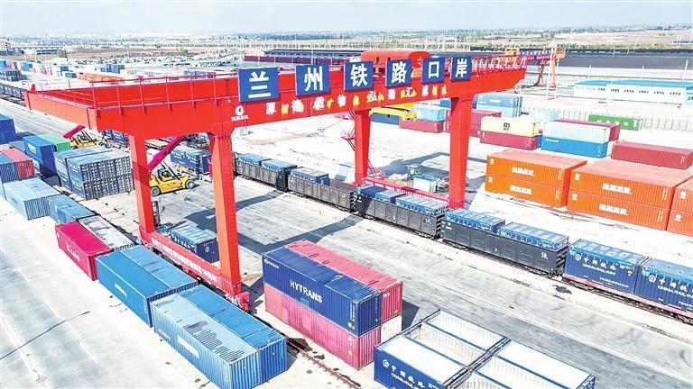 忙碌的中川北站物流园　本版图片除署名外均由兰州新区报记者　罗晋业　摄