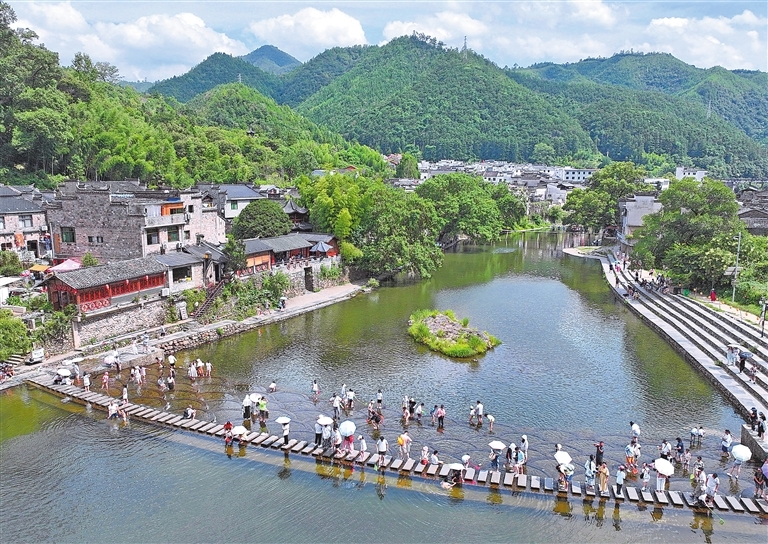 浮梁縣：戲水避暑（圖）