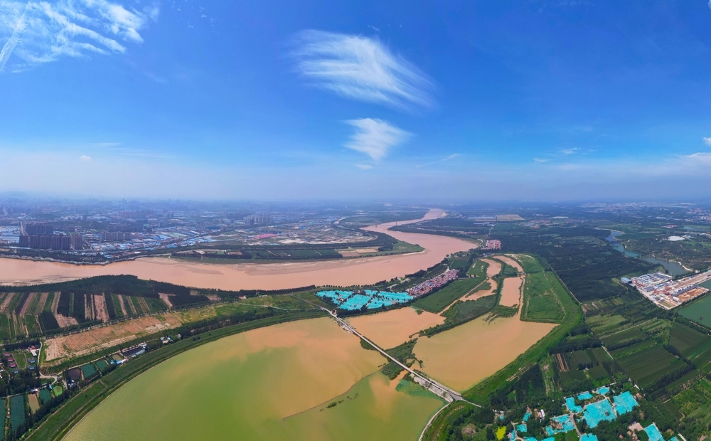 高空俯瞰济南“生态调色盘” 鹊山水库沉砂池现“黄绿交汇”奇观