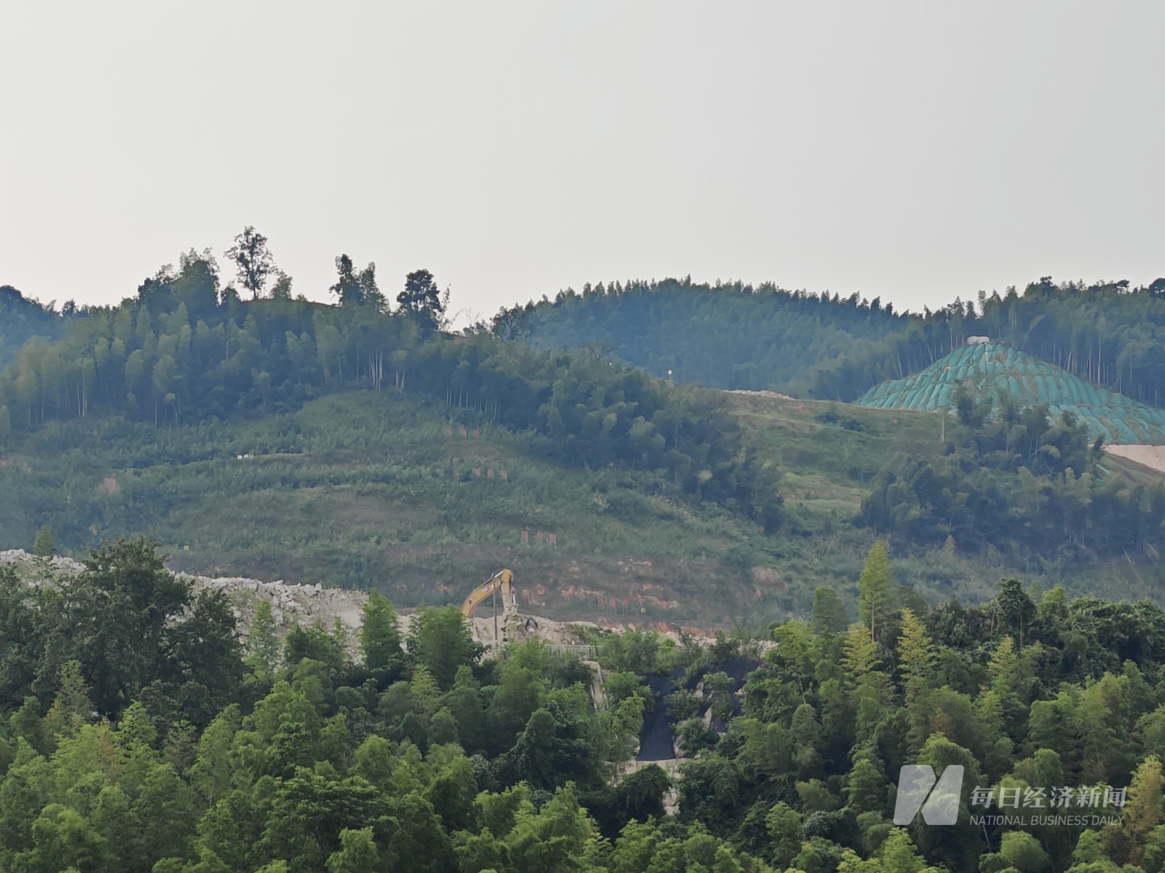一台在矿区作业的挖掘机 图片来源：每经记者 孔泽思 摄