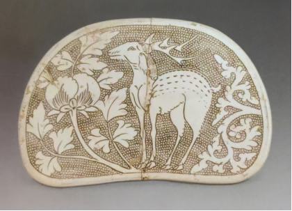 (图十一,白釉珍珠地鹿纹枕面,北宋,段店窑址采集,现藏鲁山窑段店文化研究所)