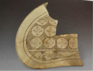 (图四十,白釉珍珠地划花纹枕,鲁山杨南遗址出土,现藏平顶山博物馆)