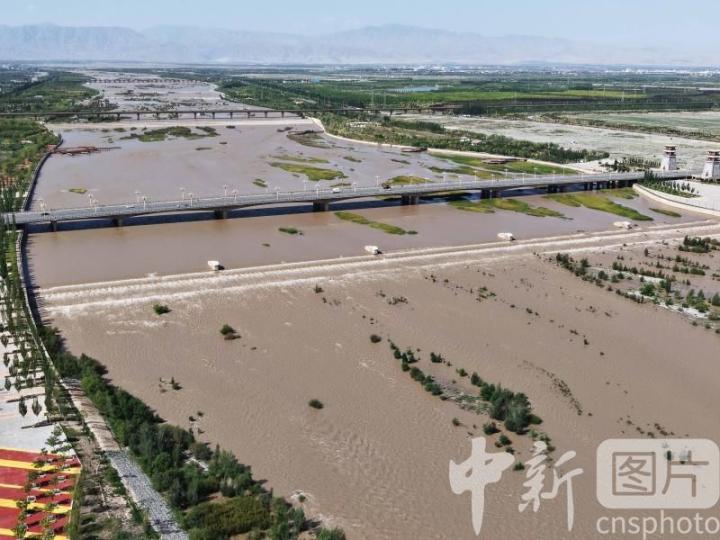 2025年8月10日,在甘肃省张掖市甘州区黑河段拍摄的黑河满河的流水。中新社发 陈礼 摄