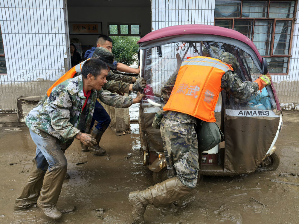 8月9日，武警甘肃总队机动支队官兵在兰州市榆中县城关镇兴隆山村转移物资。新华社发（赵锡强　摄）