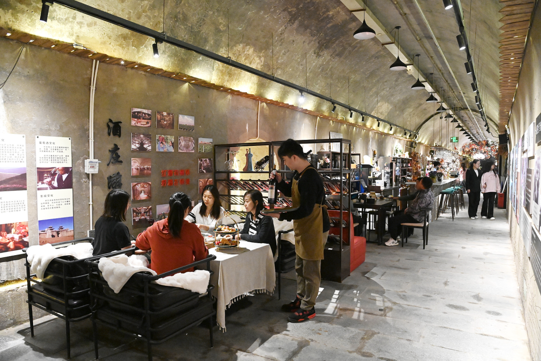 △市民在石家庄市人防通山工程内品尝特色美食。(图/视觉中国)