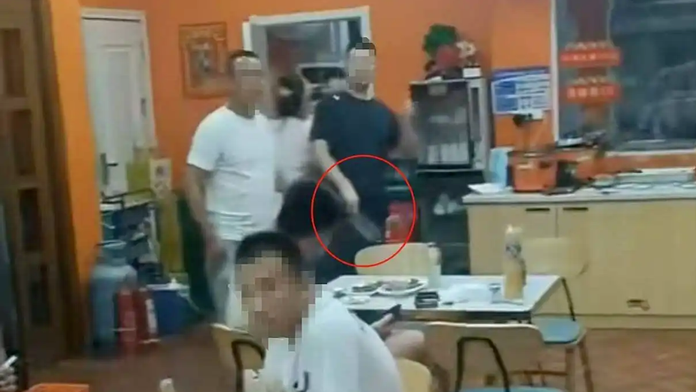 老年店员端面手指浸汤，顾客理论时后厨持刀冲出，警方：已处理完毕