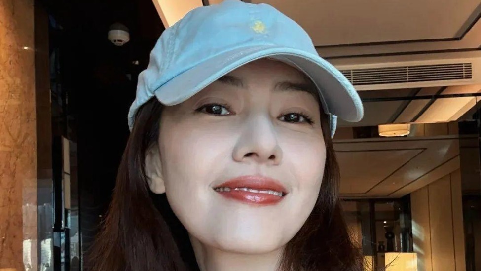 高圆圆和闺蜜孙嘉一轧马路：热到变形，但自拍必须行！背心阔腿裤真实随性、感染力十足封面图