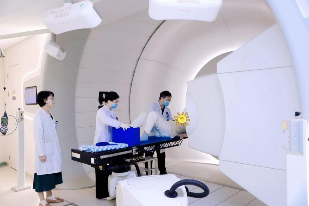 ▲治疗师为患者摆位