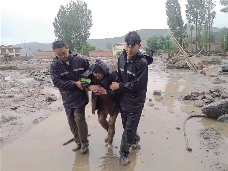 陈光红带领村干部救人