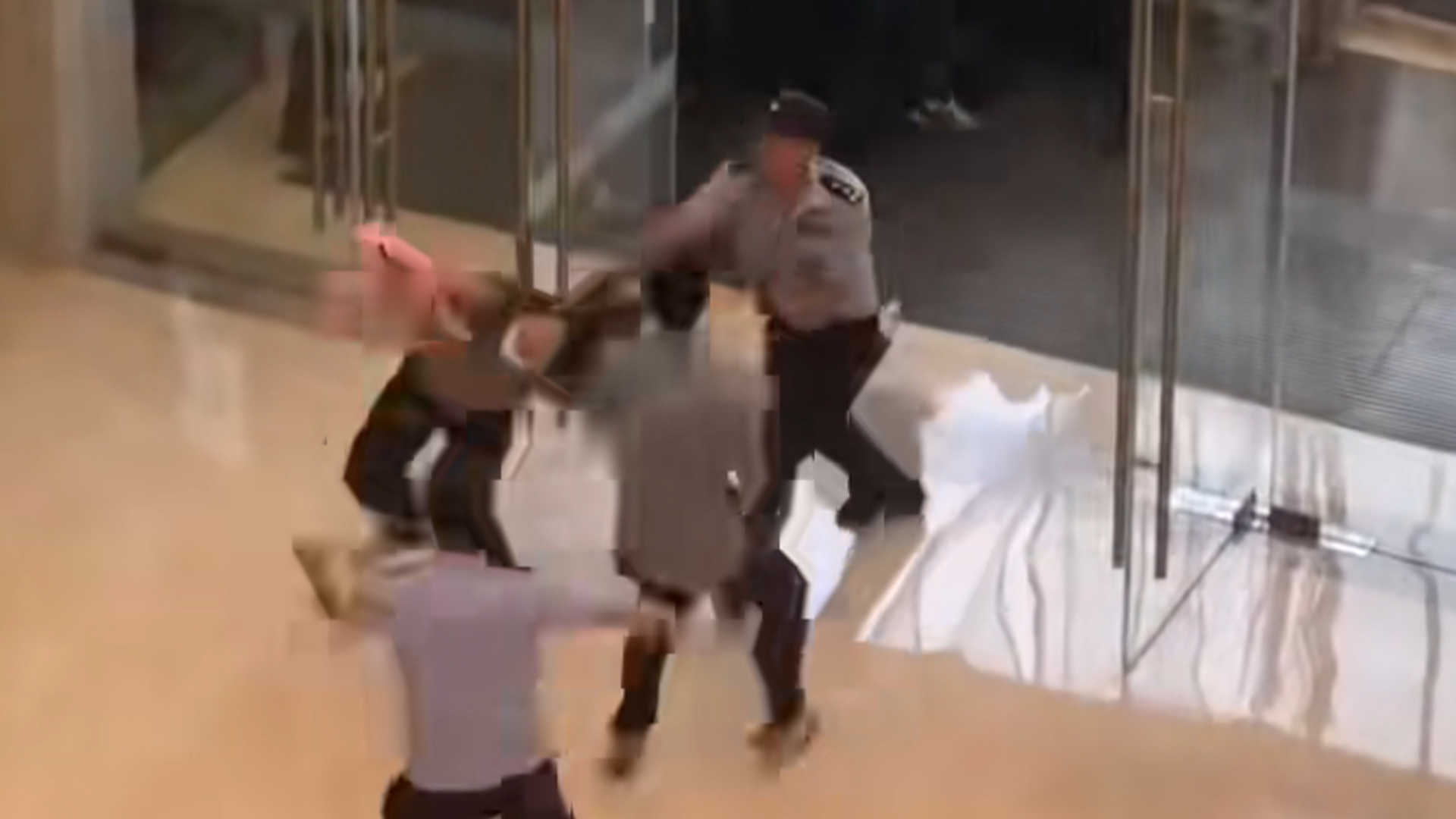 张凌赫长沙线下见面会取消，有粉丝硬闯现场被一把按倒，商场：现场人员过多，存在安全隐患