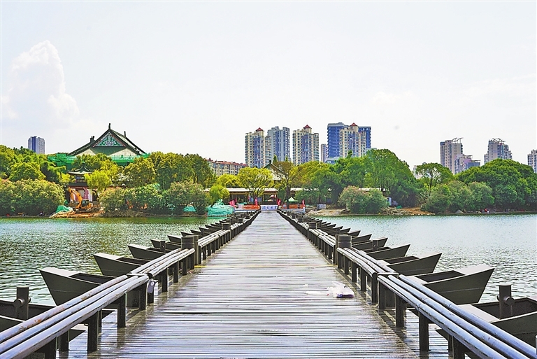 连接书院的浮桥古色古香。实习生 胡熙雅摄