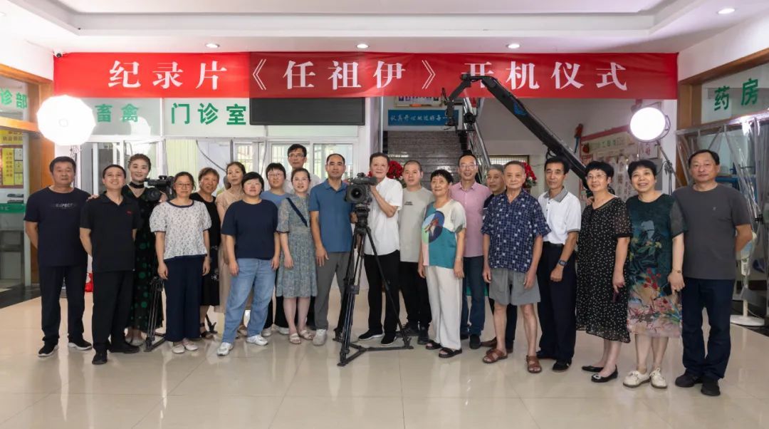 禽防所员工和农户代表合影留念