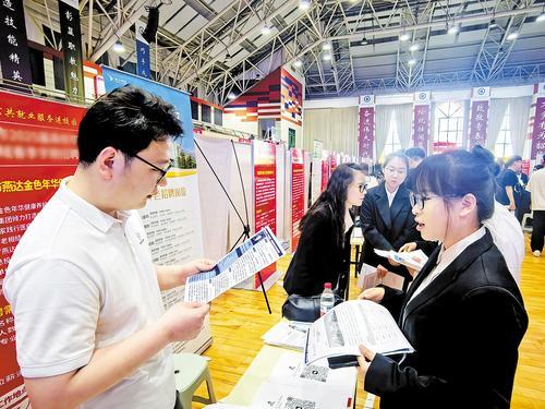 近日,承德应用技术职业学院学生在校园招聘会现场选择心仪岗位。 本报记者 陈宝云摄