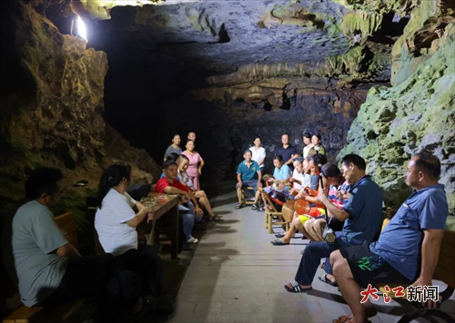 “不老乐队”在梅花洞排练(欧阳林 供图)