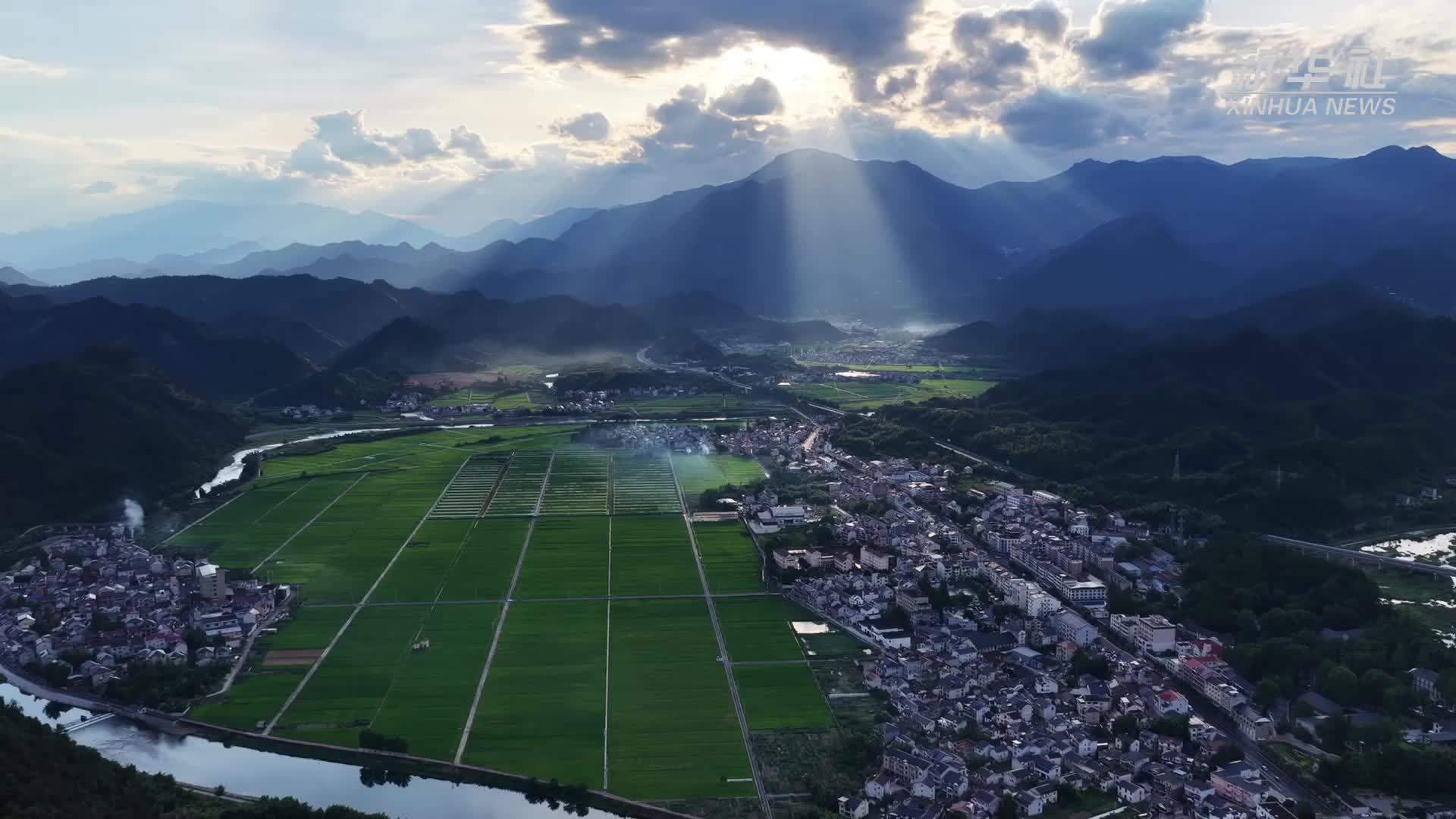 霞光映绿野 炊烟绕村舍