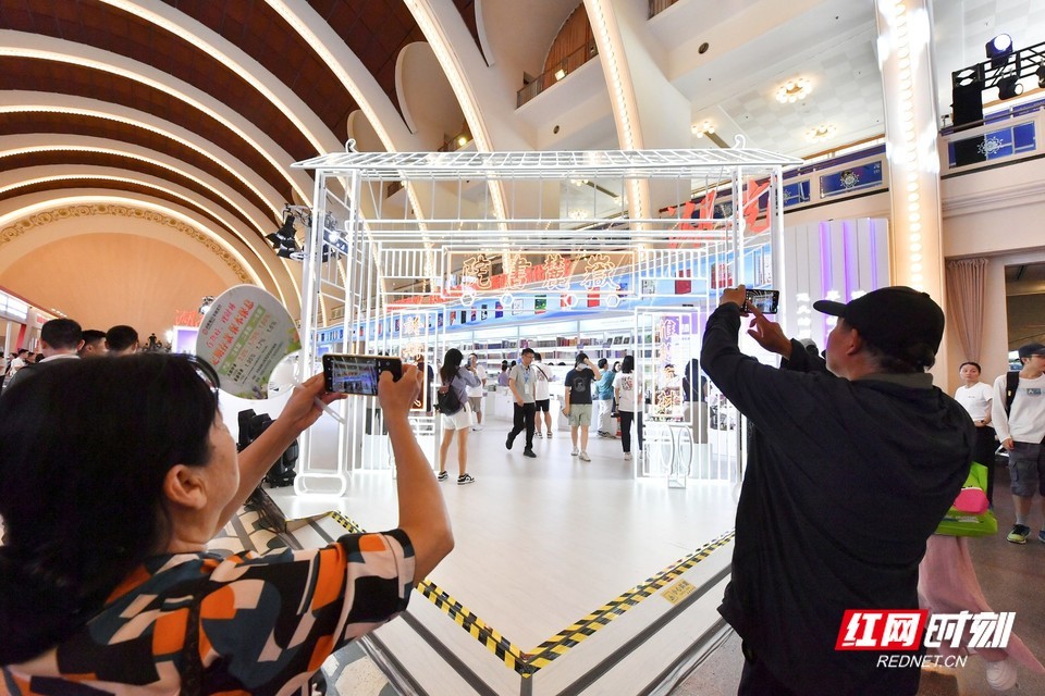 读者在“岳麓书院”前拍照。