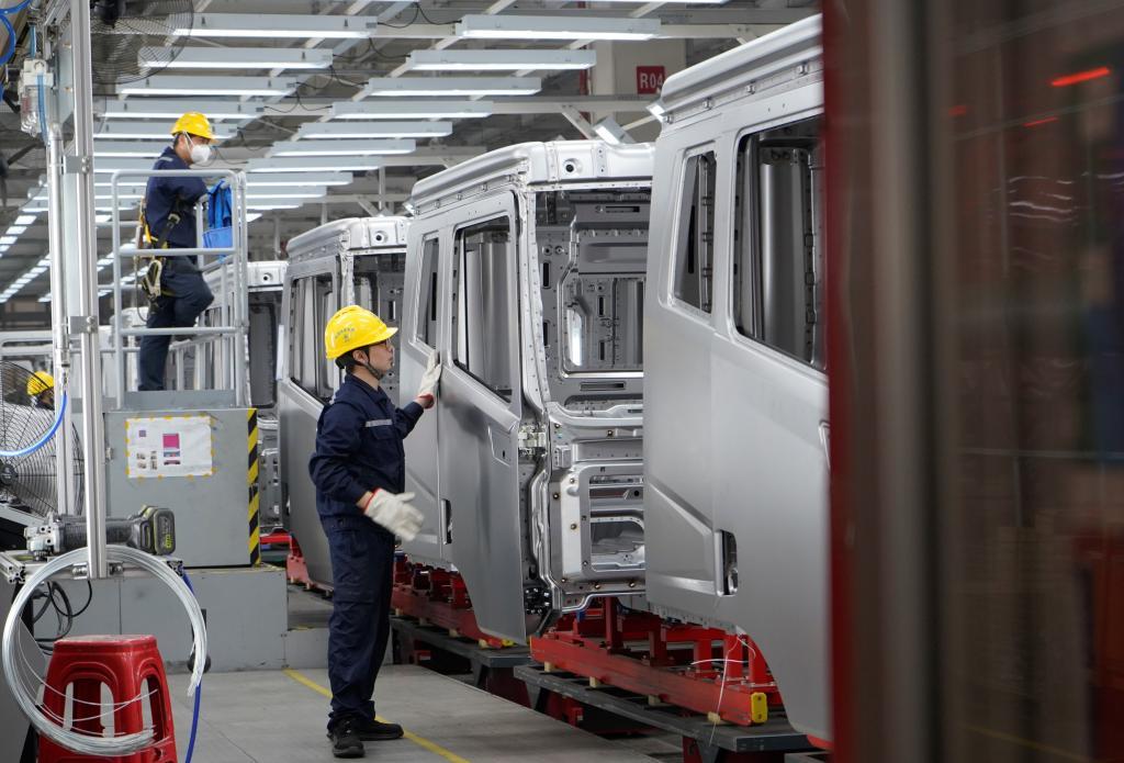 这是湖南省长沙市三一智联重卡产业园内的生产场景（4月23日摄）。新华社记者 余春生 摄