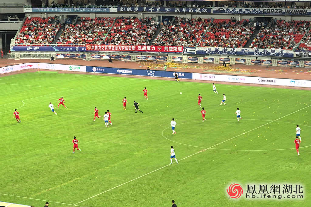 2025“汉超”揭幕 近5万人现场大合唱观赛