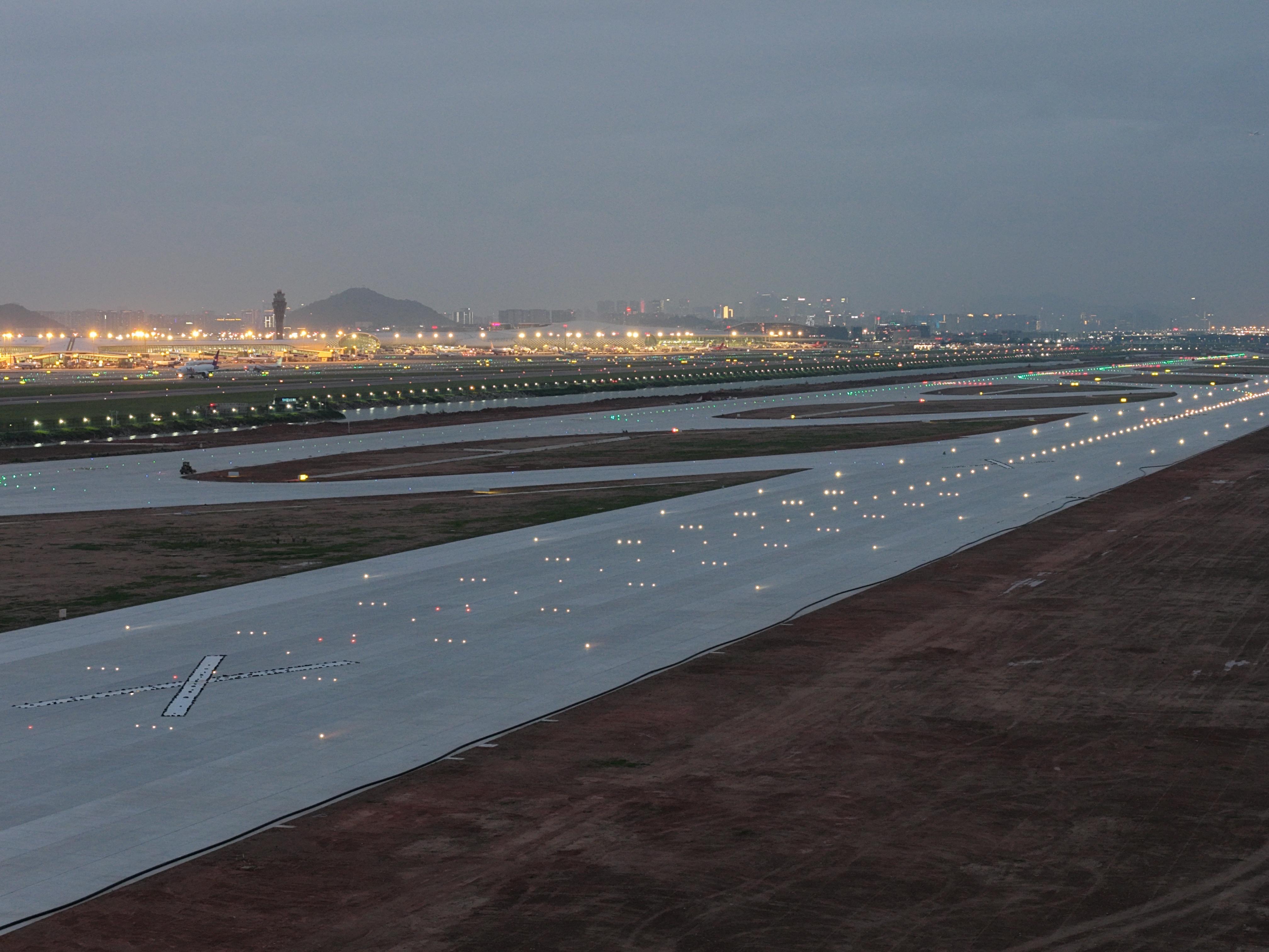 深圳机场三跑道扩建工程项目 顺利通过竣工验收