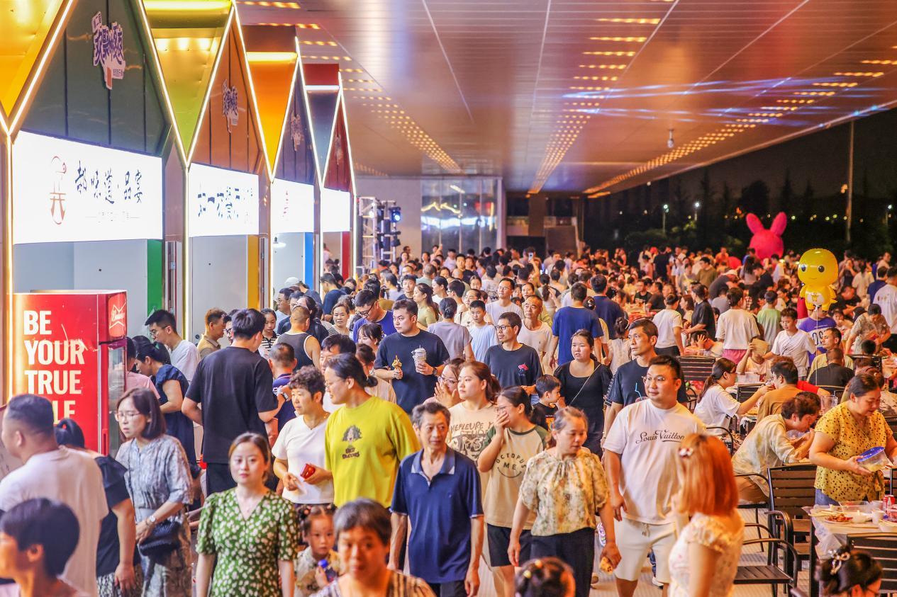 人流如织的夜市