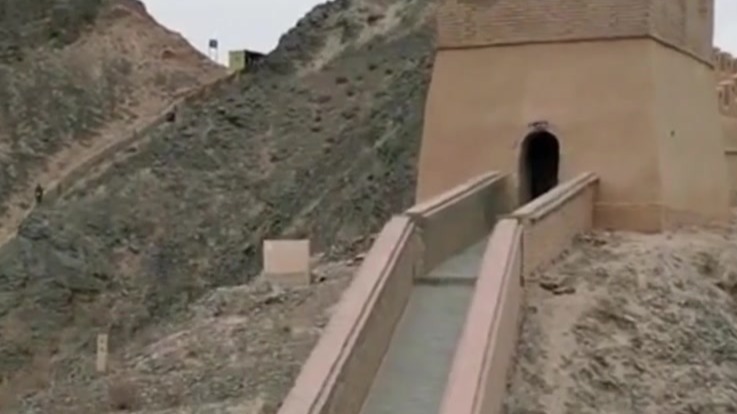 游客徒手攀爬嘉峪关悬壁长城拍照