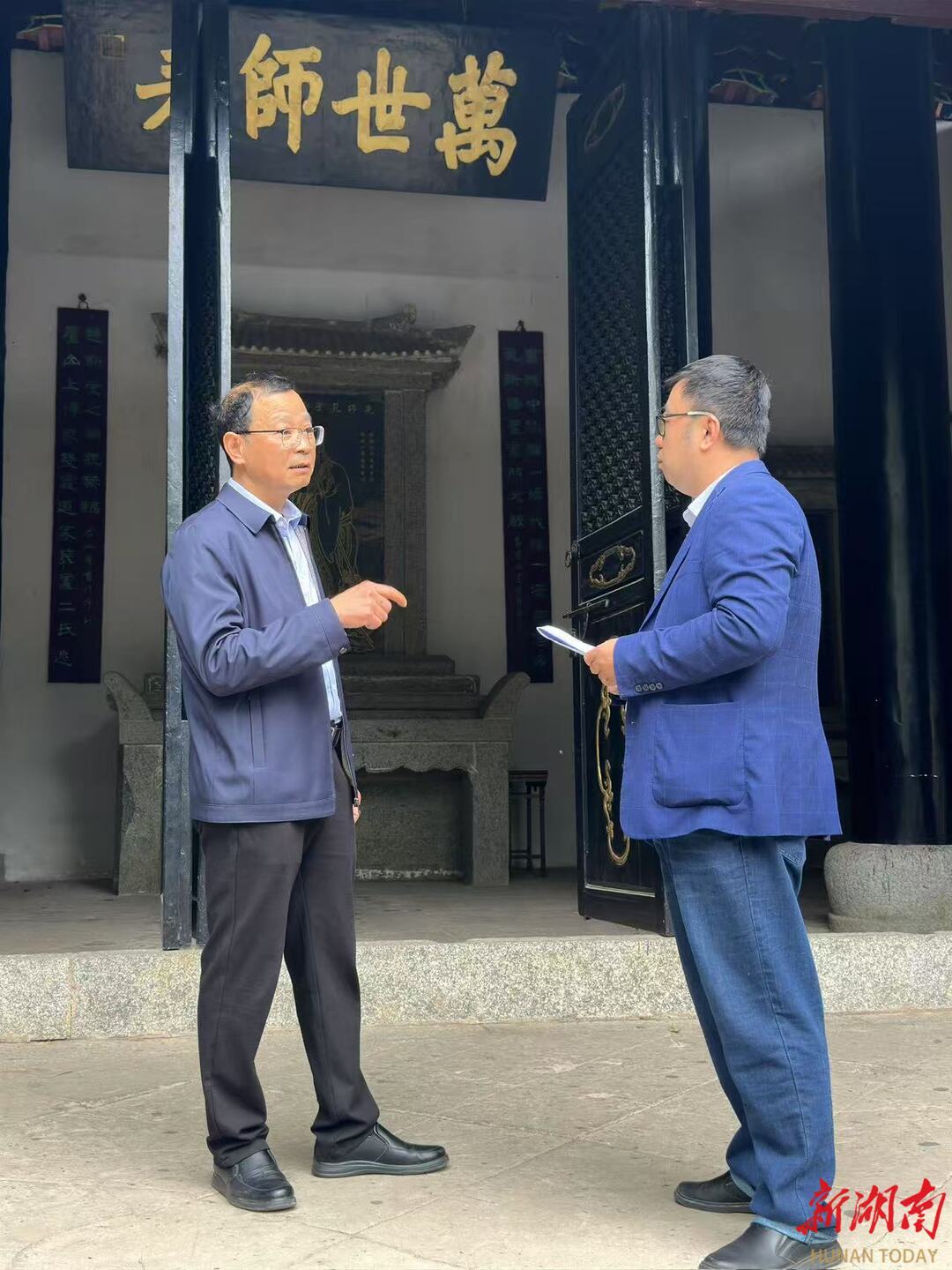 吴国富（左）为记者解联。