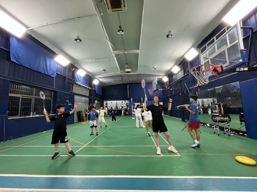 正在学习打羽毛球的学生。记者 李培妮/摄
