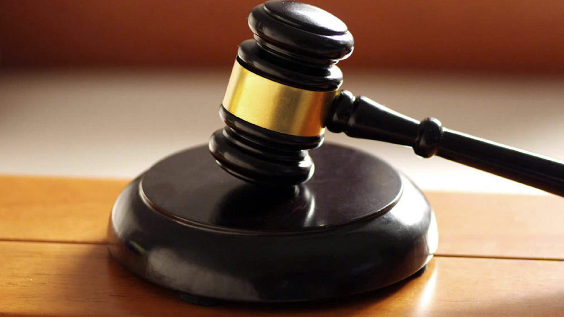 一企业以抓阄决定员工去留，抽中“离开”的员工被裁员，法院判赔18000元