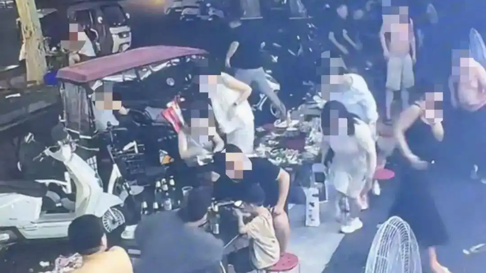 男子嫌太吵向楼下烧烤店泼不明液体，警方介入