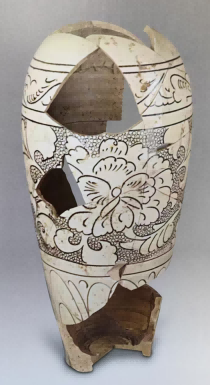 (图十七,白釉珍珠地划花梅瓶,报告中三期,北宋晚期,现藏于宝丰汝窑博物馆)