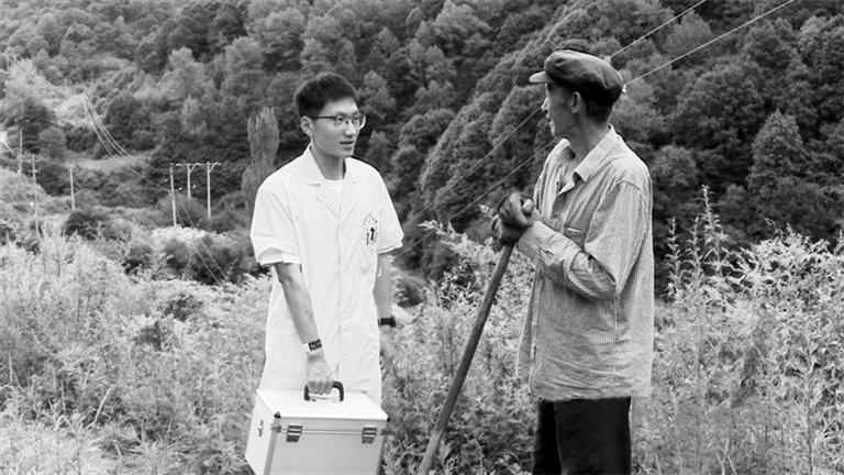 苗峰提着药箱定期为村民随访