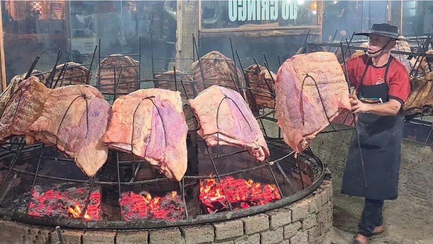 巴西南部这家牛排馆专门烹饪12小时慢烤整块牛肋排，大口肉太过瘾了！