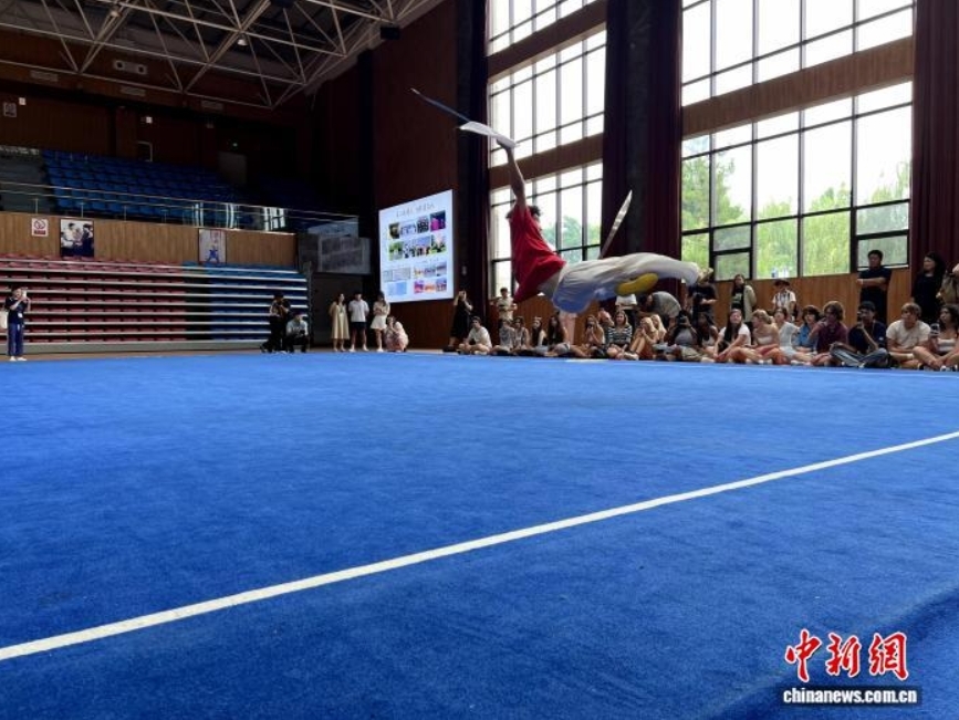 图为外国青年代表观看八极拳双刀展演。 付劲 摄