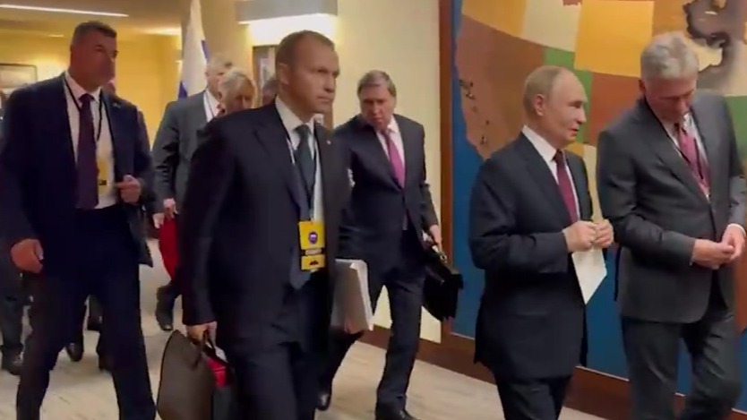 特朗普普京小范围会谈结束