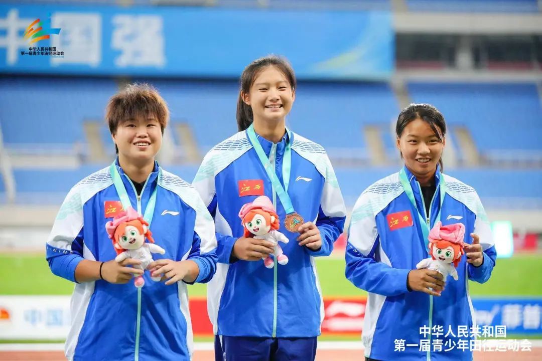 女子链球团体第三名（从左到右熊紫轩、张梓涵、李玥）