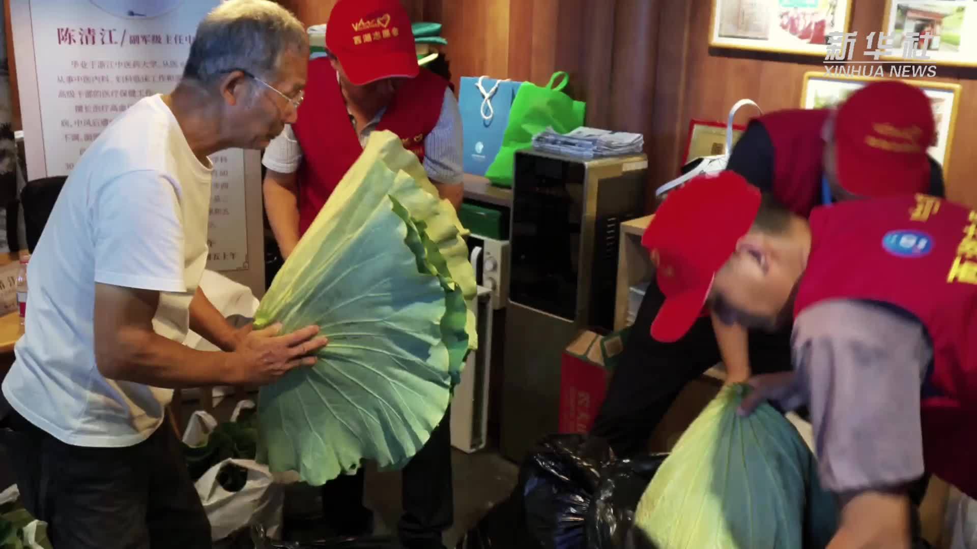 2025年西湖莲蓬荷叶义卖活动在杭州西湖畔举行