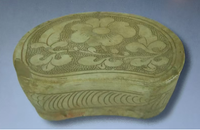 (图一,白釉珍珠地划花瓷枕,现藏叶县文物所)