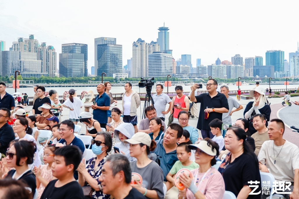 观众在黄浦江边观演