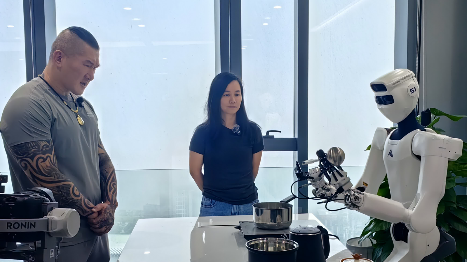 机器人泡茶和无人智驾！台湾网红“馆长”体验深圳黑科技