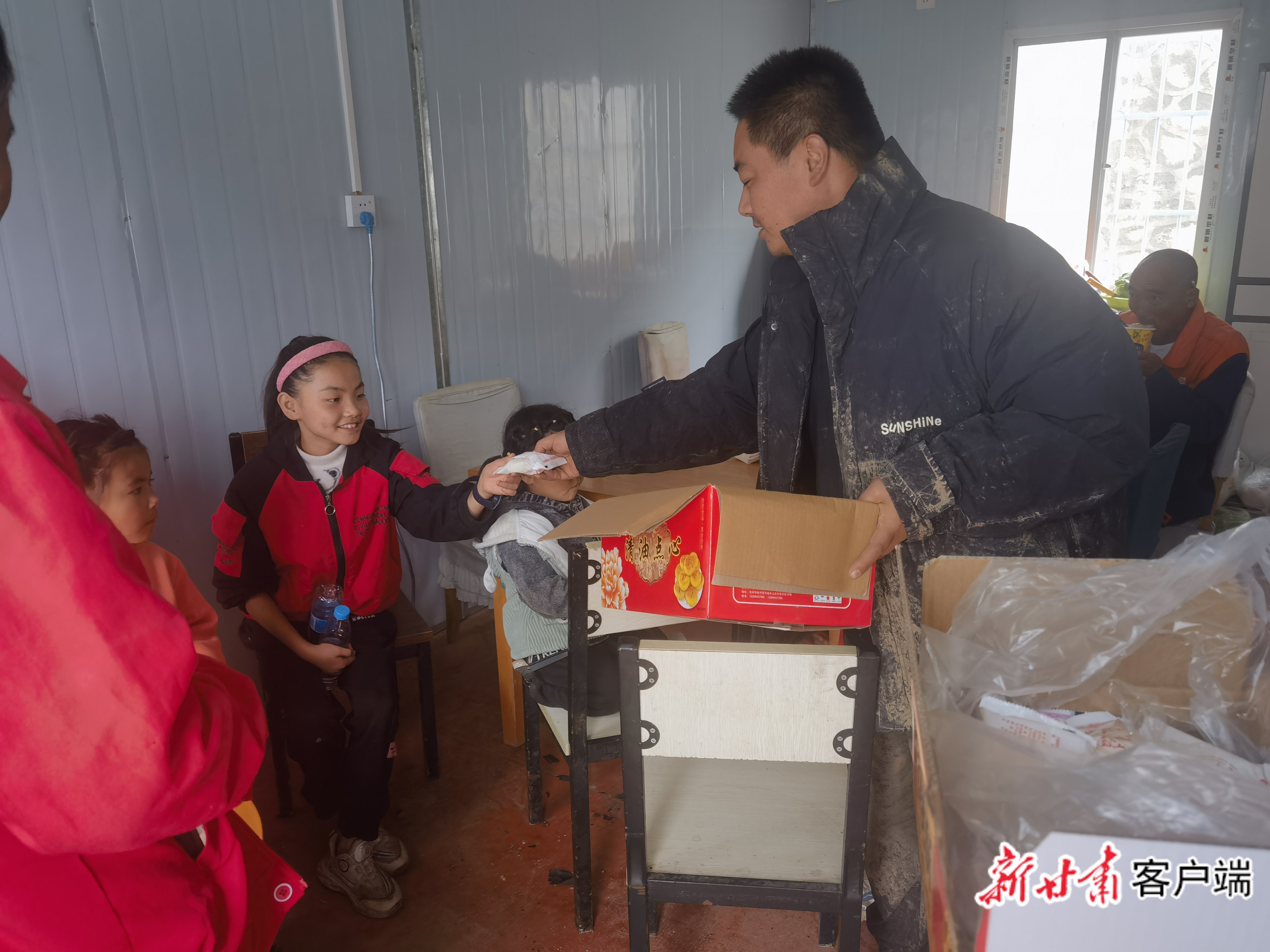 陈万凯在安置点向转移群众发放物资　本文图片均由新甘肃&middot;甘肃日报记者　冯宝强　摄