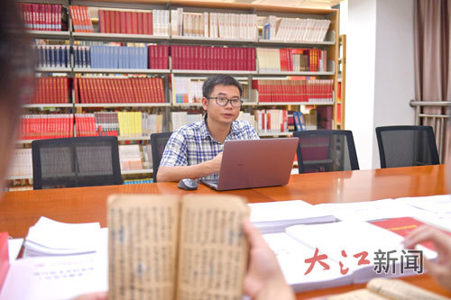 吳啟琳在給學(xué)生講課