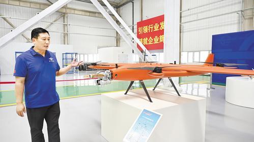 8月1日，在东飞智造（河北省）科技有限公司，该公司总经理周学峰介绍无人机产品。本报记者 郭晓通摄